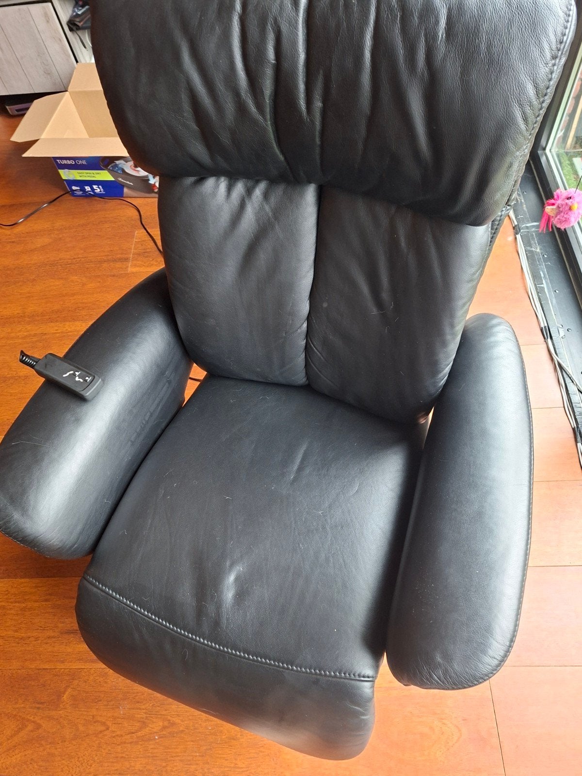 Zwarte leren sta-op en relax stoel met elektrische verstelli, Ophalen, Modern, Comfortabel, Gebruikt, Zwart