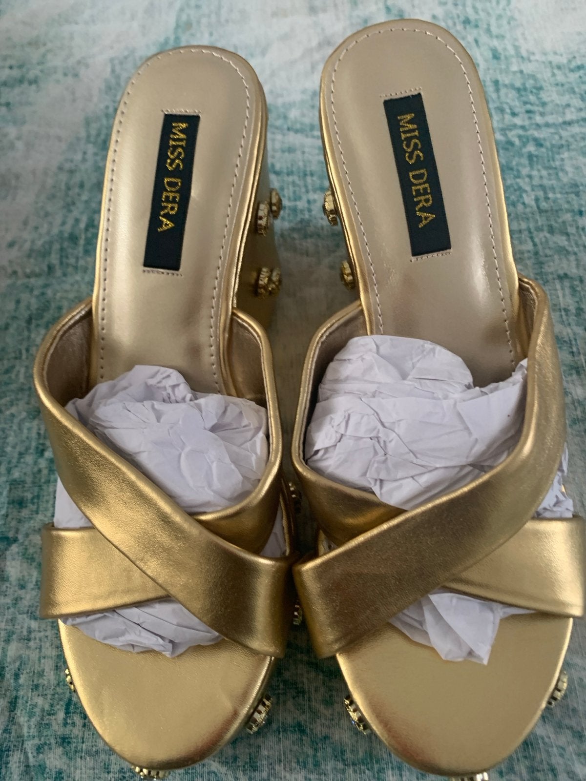 Nieuwe gouden Miss Dera sleehakken met strass maat 37, Ophalen of Verzenden, Nieuw, Overige kleuren, Schoenen met hoge hakken