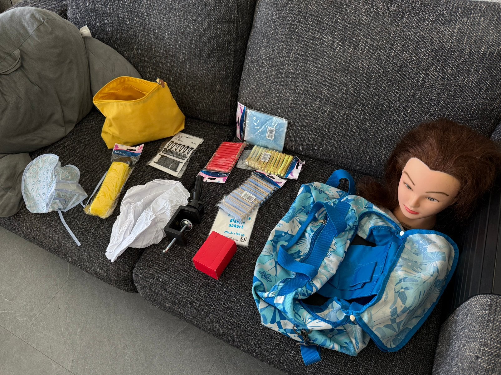 Tas vol met kappersspullen en oefenhoofd, Ophalen