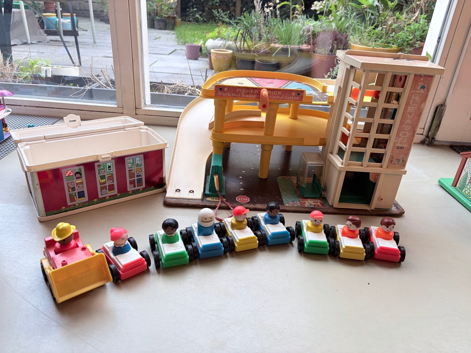 Vintage Fisher Price Little People Garage met auto's en popp, Kinderen en Baby's, Ophalen, Gebruikt, Speelset