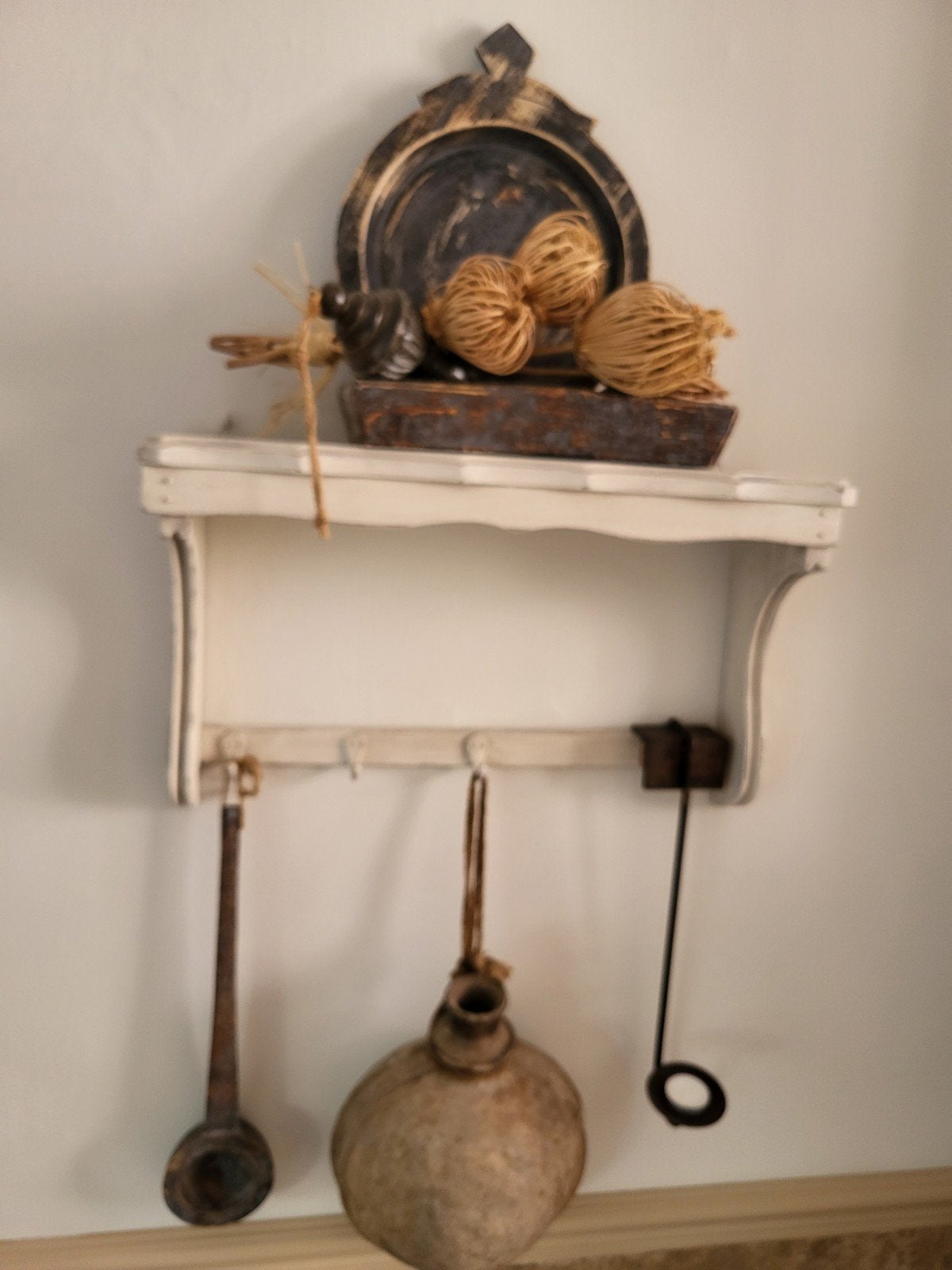Brocante wandrek met oude kruik en authentieke decoratie, Ophalen of Verzenden