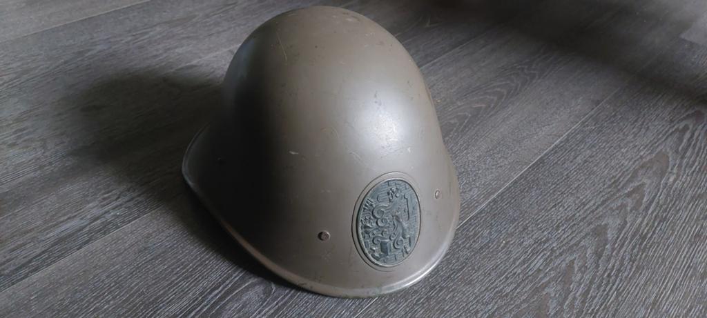 Nederlandse M34 helm met leeuw embleem helmplaat, Ophalen of Verzenden, Landmacht, Nederland, Helm of Baret