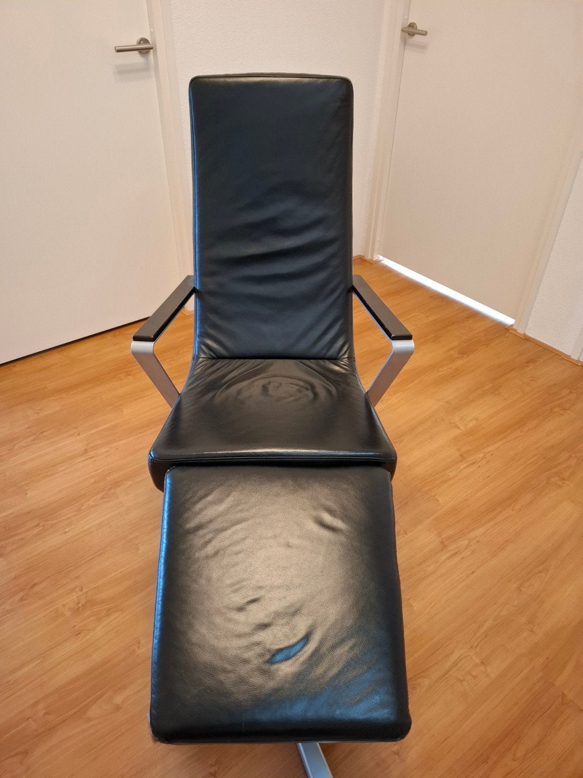 BoConcept fauteuil met voetenbank - Zwart leer, Ophalen, Gebruikt, 100 tot 125 cm, 75 tot 100 cm