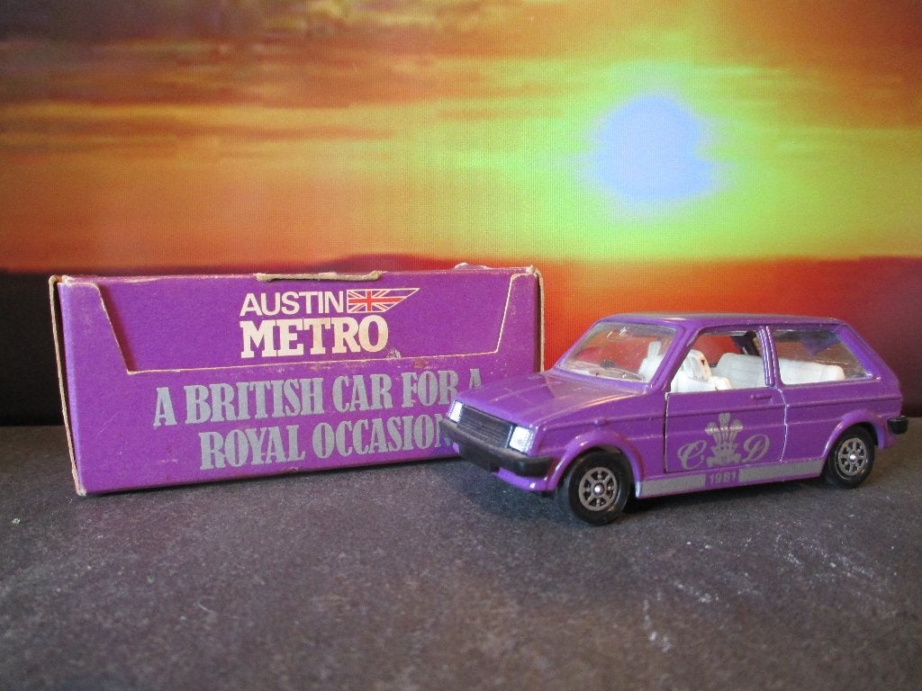 1/36 Austin Mini Metro Corgi Royal Wedding Charles Lady Di, Ophalen of Verzenden, Zo goed als nieuw, Auto, Corgi