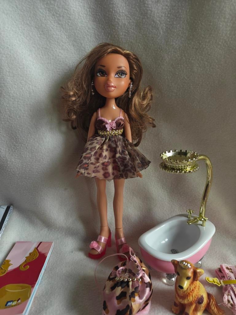 Bratz Pampered Pupz Salon Style 2007 Yasmin met accessoires, Ophalen of Verzenden, Zo goed als nieuw, Overige typen