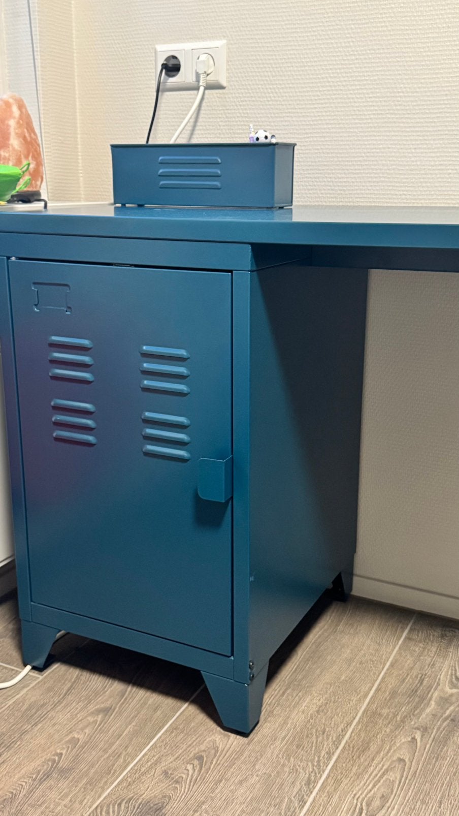 Leuk metalen (kinder) bureau met kist en pennenbakje, Ophalen, 120 cm, Metaal, Kinderbureau