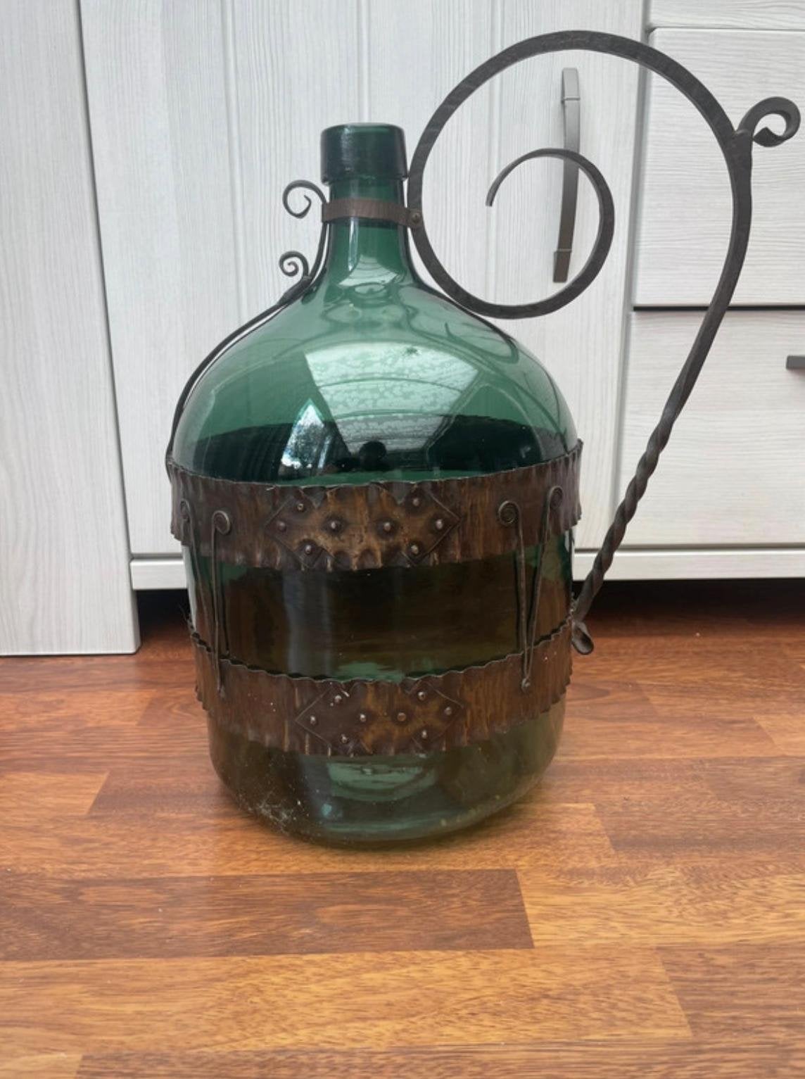 Grote groene glazen fles met smeedijzeren houder, Antiek en Kunst, Ophalen of Verzenden