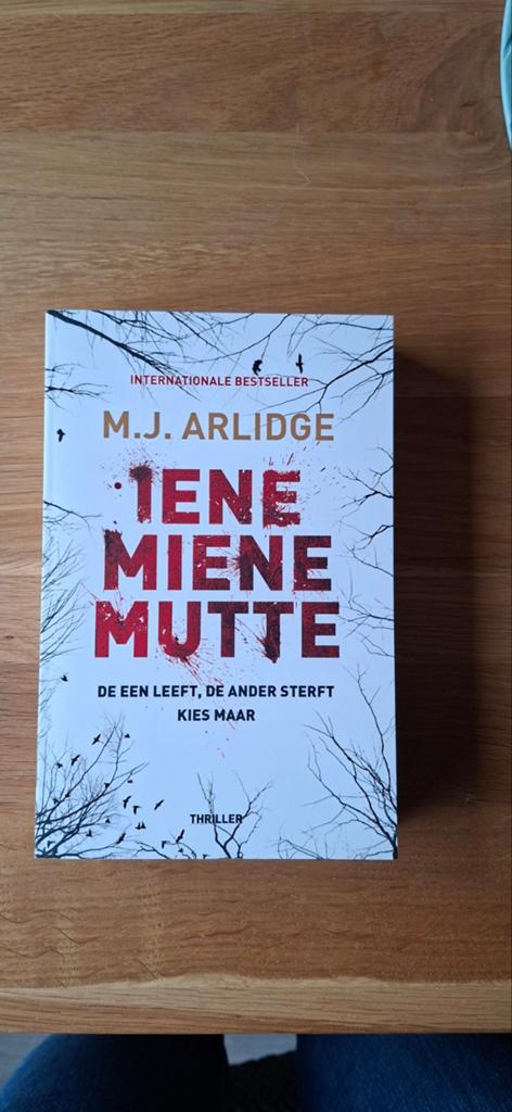 M.J. Arlidge - Iene Miene Mutte, Boeken, Thrillers, Ophalen of Verzenden, Zo goed als nieuw, M.J. Arlidge
