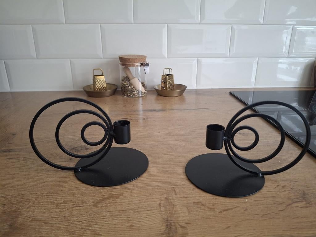 Twee kaarsenstandaards, Huis en Inrichting, Woonaccessoires | Kandelaars en Kaarsen, Kunststof, Zwart, Ophalen of Verzenden, Zo goed als nieuw