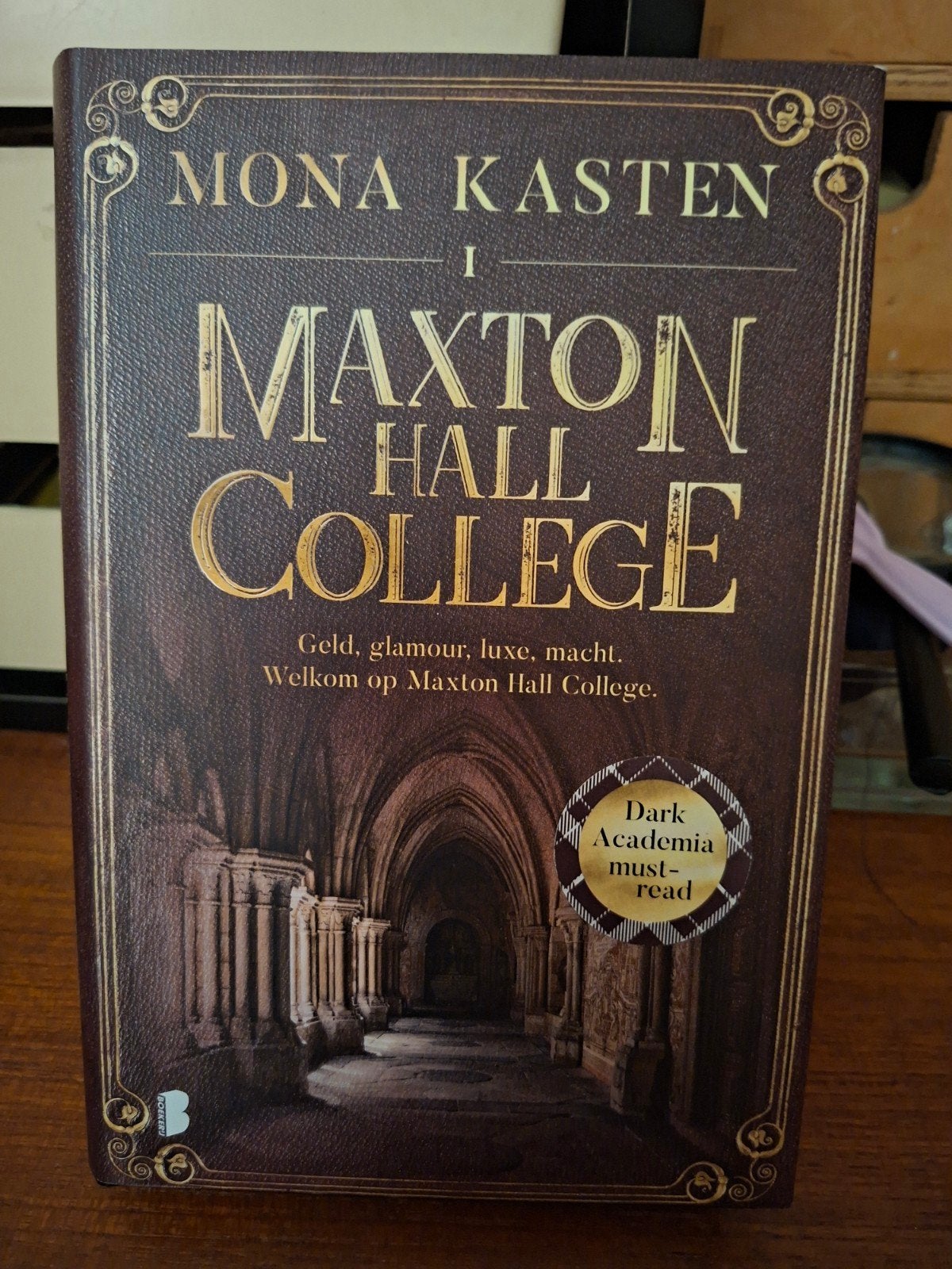 Mona Kasten - Maxton Hall College, Boeken, Verzenden, Zo goed als nieuw, Mona Kasten