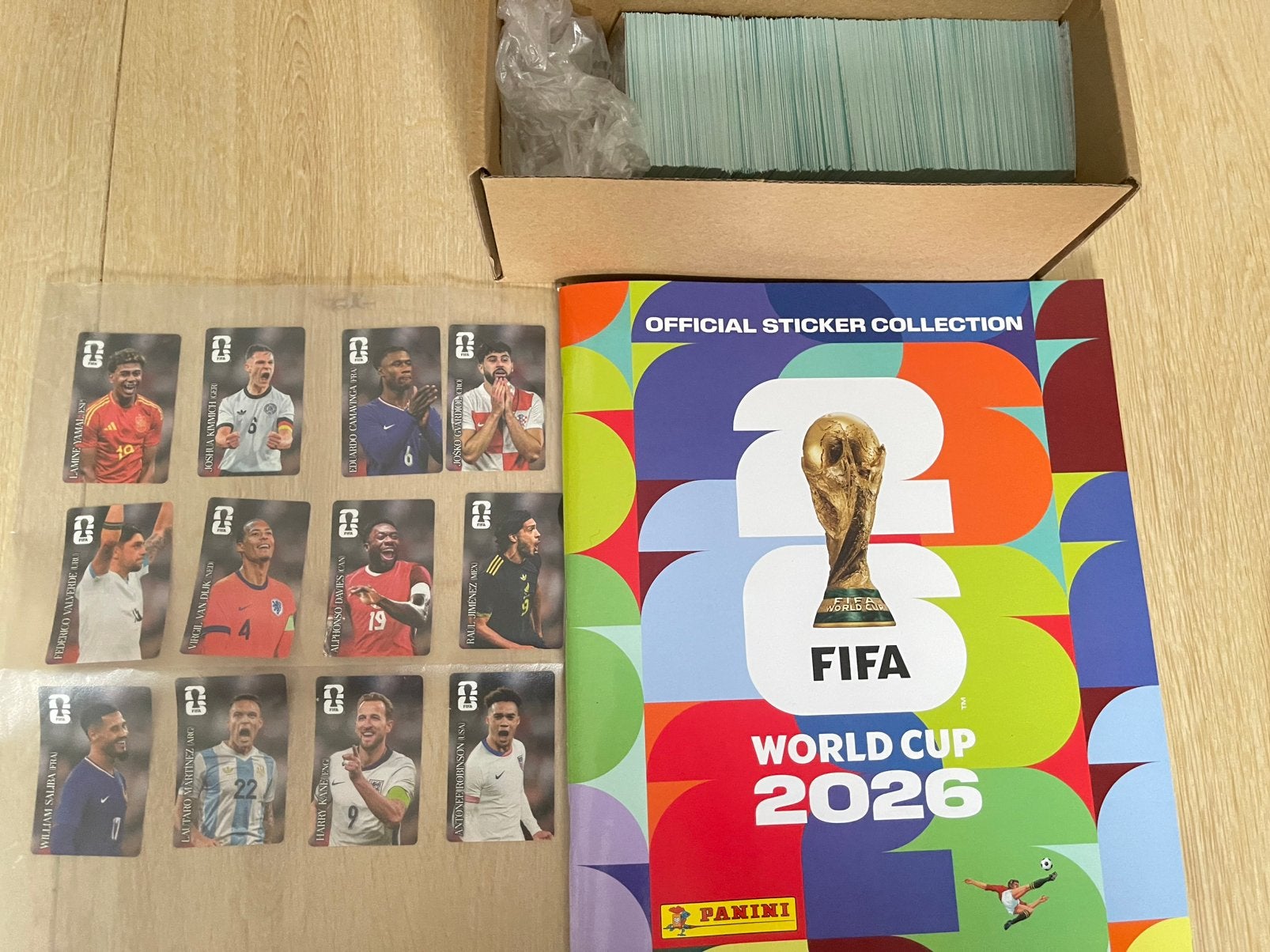 Complete set WK 2026 - 980 plaatjes - 12 extra Cola - Album, Ophalen of Verzenden, Zo goed als nieuw, Meerdere stickers