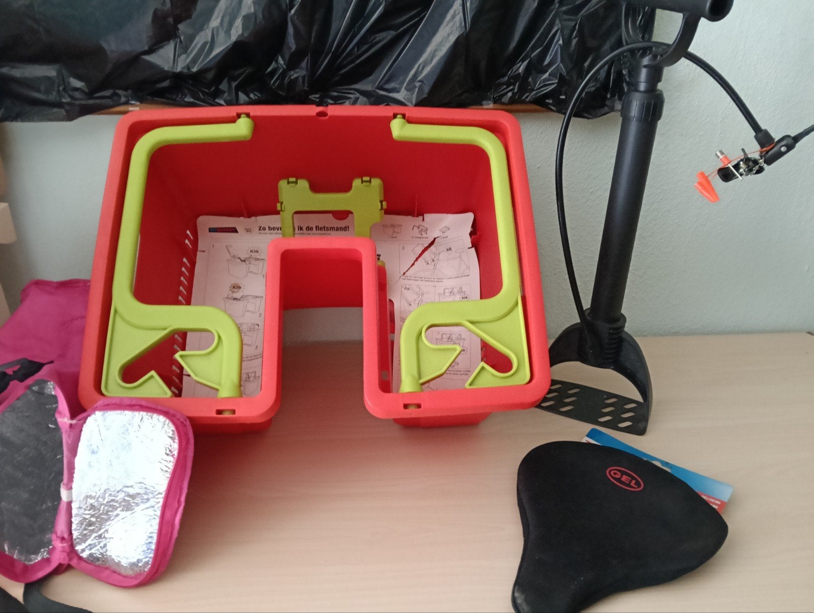 Fietsmand voorop met accessoires: koeltas, pomp, zadeldekje, Ophalen, Nieuw
