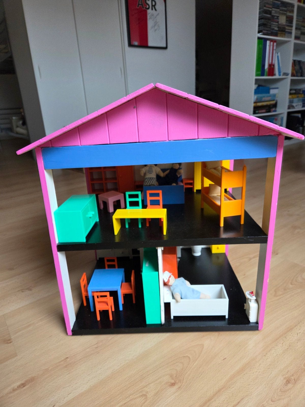 Groot houten poppenhuis met meubels, Ophalen of Verzenden, Gebruikt, Jongen of Meisje