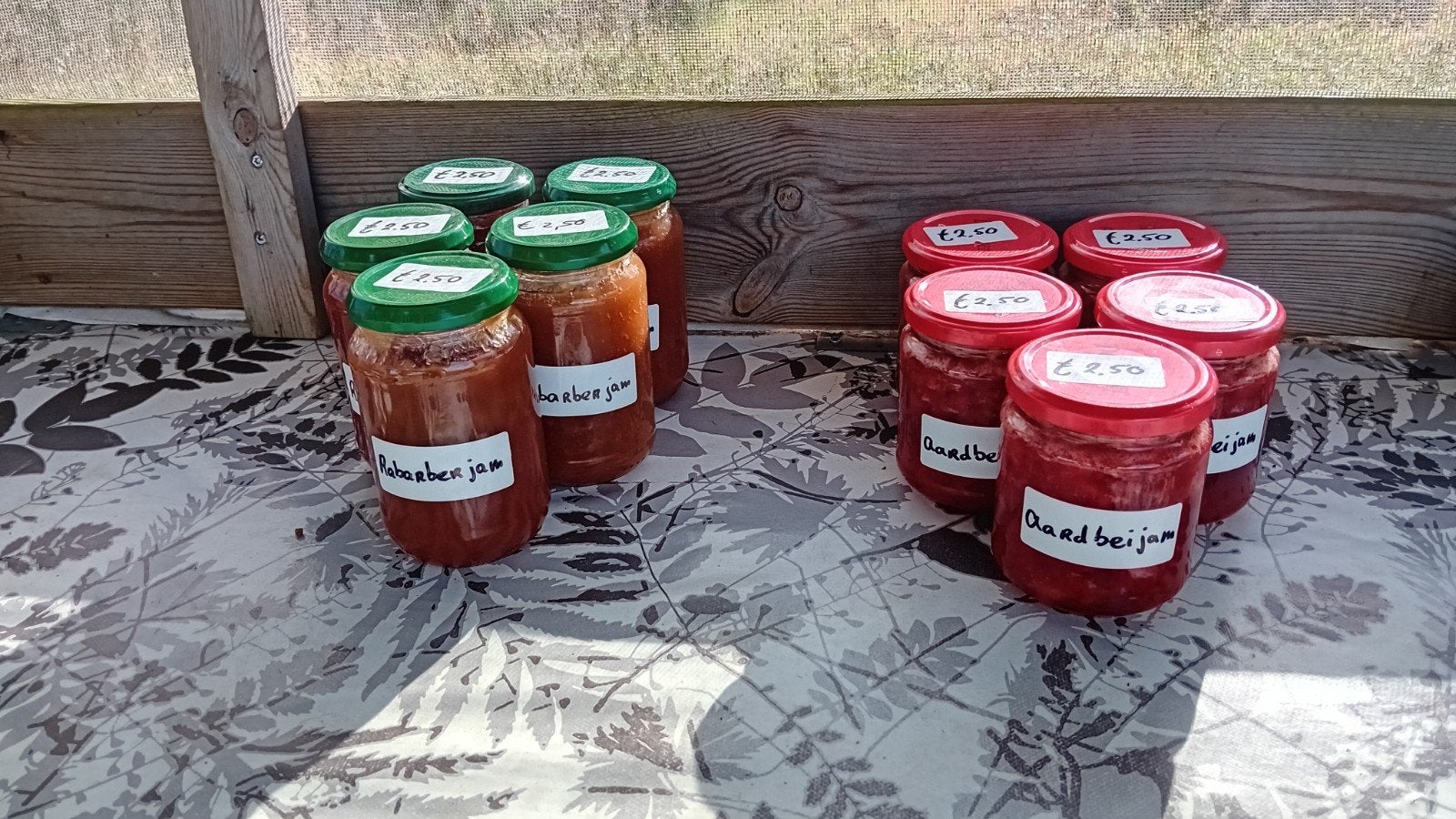 Zelfgemaakte jam, aardbeien en rabarber, Ophalen