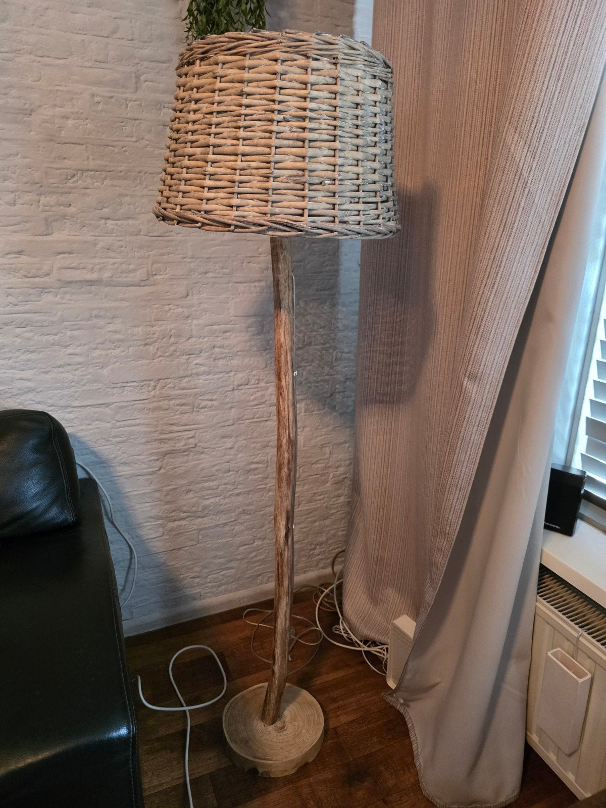 Unieke staande lamp met rotan kap en houten stam, Ophalen, Landelijk, Bohemian, E27 (groot), Zo goed als nieuw