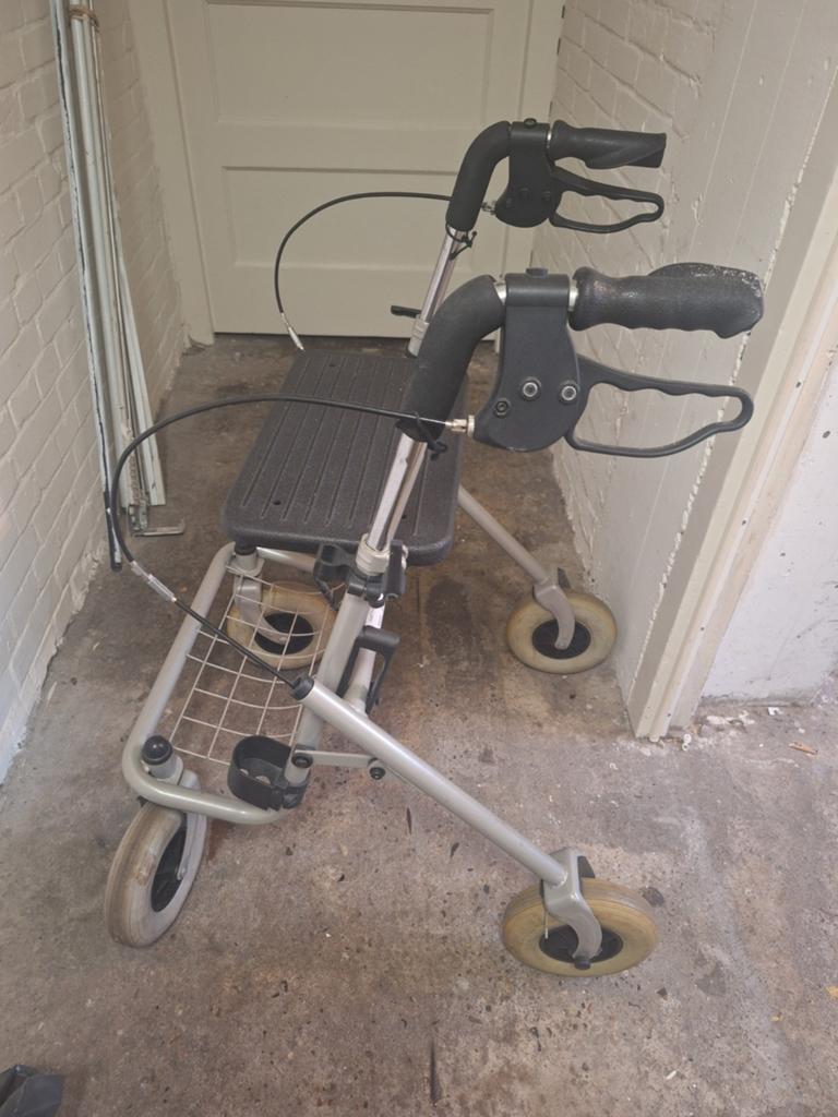 Rollator grijs, Ophalen
