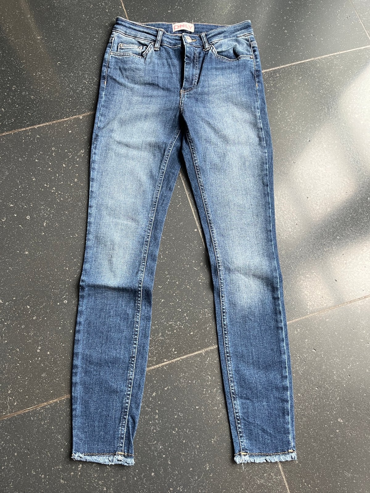 Dames / meisjes spijkerbroek / jeans van Only mt M / 34, Ophalen of Verzenden, Zo goed als nieuw, Blauw, W27 (confectie 34) of kleiner