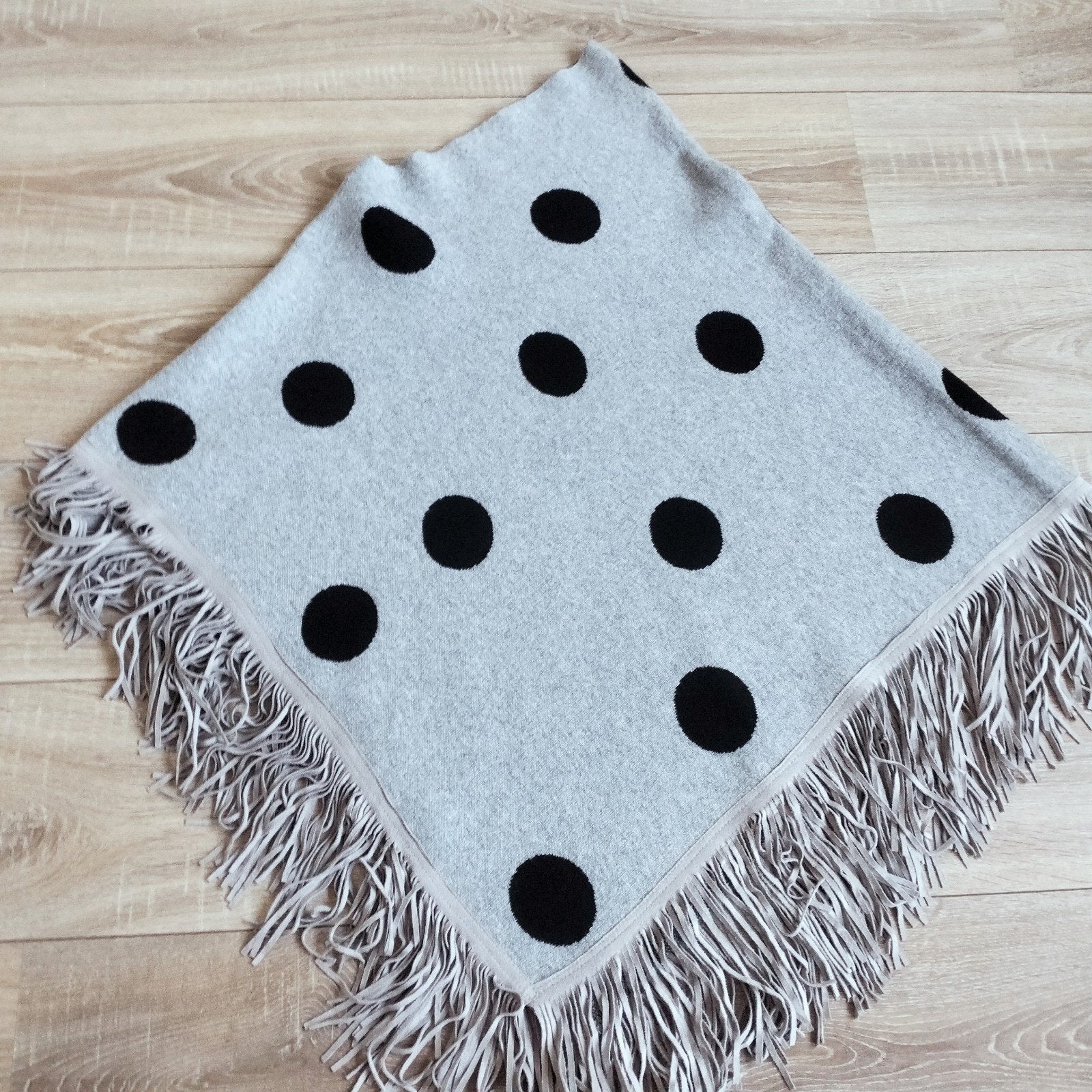 hele mooie najaars poncho grijs met zwarte bollen. zgan, Wonder, Ophalen of Verzenden, Zo goed als nieuw, Grijs