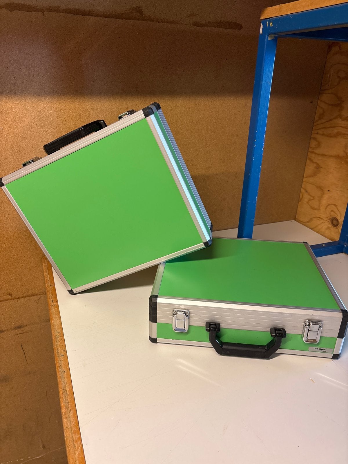 Groene aluminium koffer(packers)met schuimrubberen interieur, Ophalen of Verzenden, Nieuw