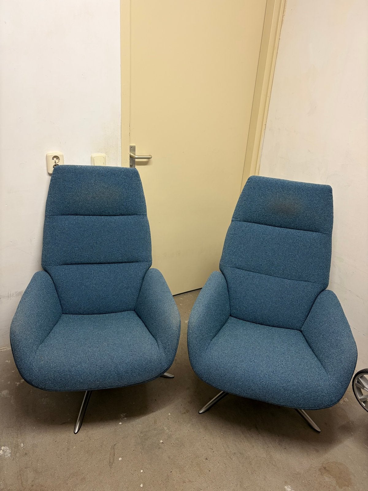 2x Montèl relaxdraaifauteuil met 1x voetenbank te koop, Ophalen, Gebruikt, 75 tot 100 cm, Stof