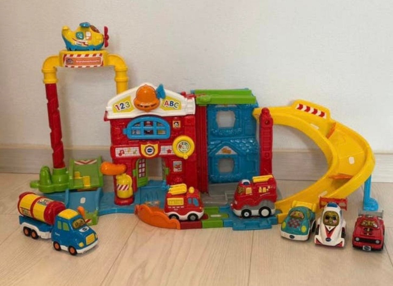 VTech Toet Toet Auto's brandweerkazerne BİEDEN MOET ZSM WEG, Ophalen, Zo goed als nieuw, 2 tot 4 jaar