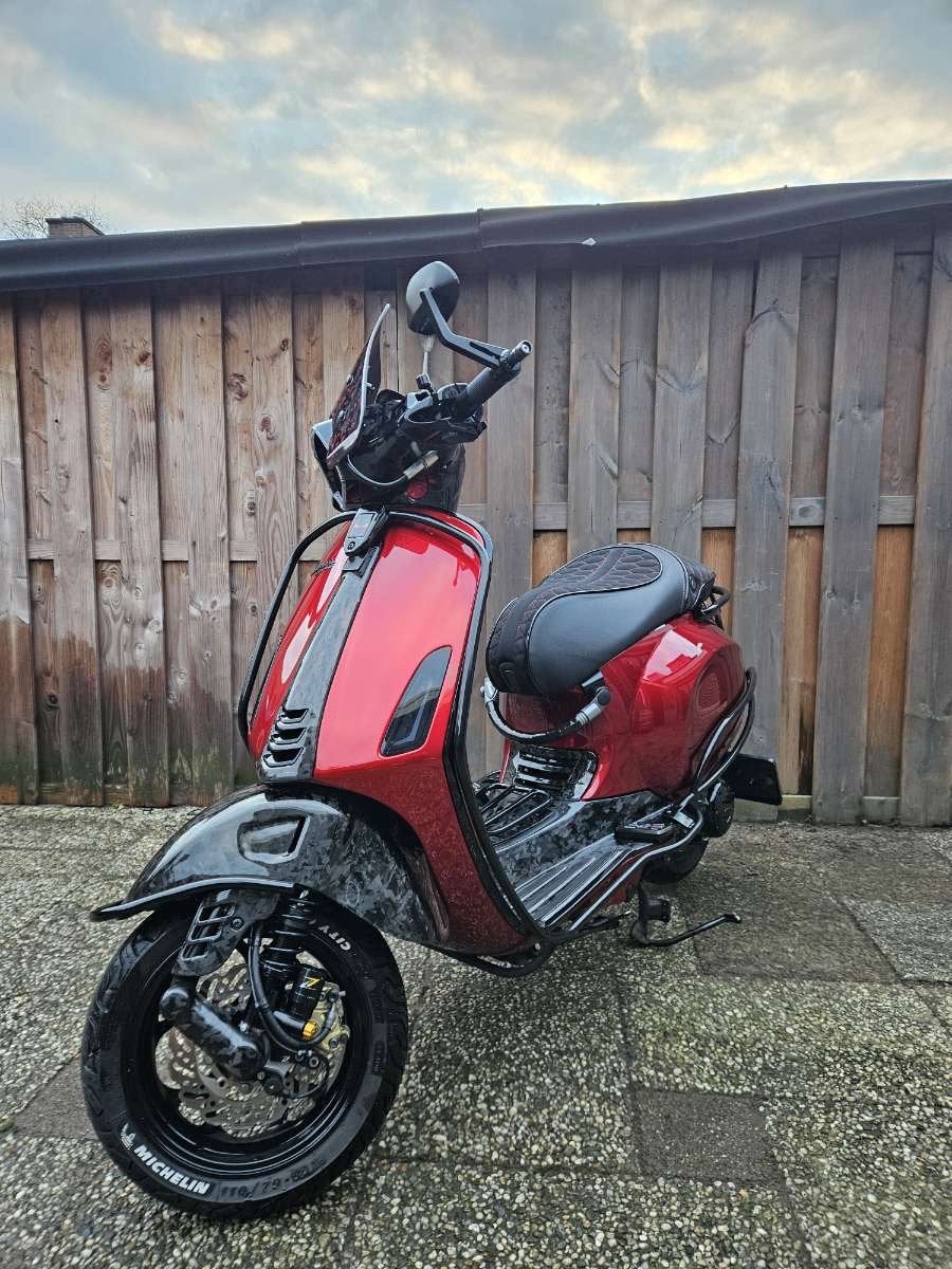 Unieke Vespa Sprint candy red 2024, Ophalen, Overige modellen, Zo goed als nieuw, Benzine