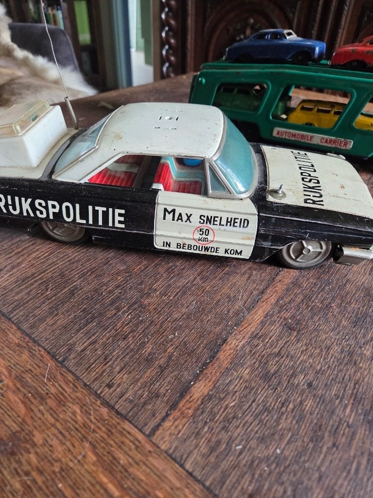 vintage rijkspolitie auto, Ophalen