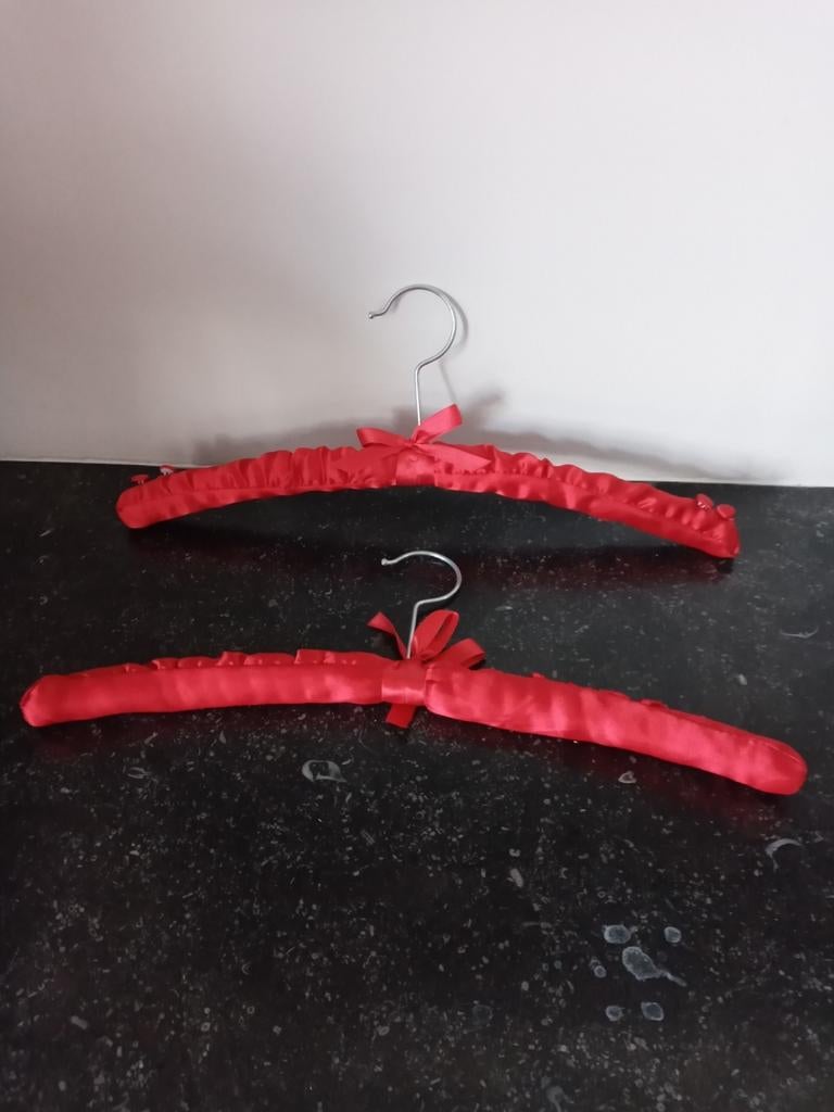 2 gestoffeerde hangers rood glansstof lingerie luxe kleding, Ophalen of Verzenden, Nieuw, Satijn, Volwassenen