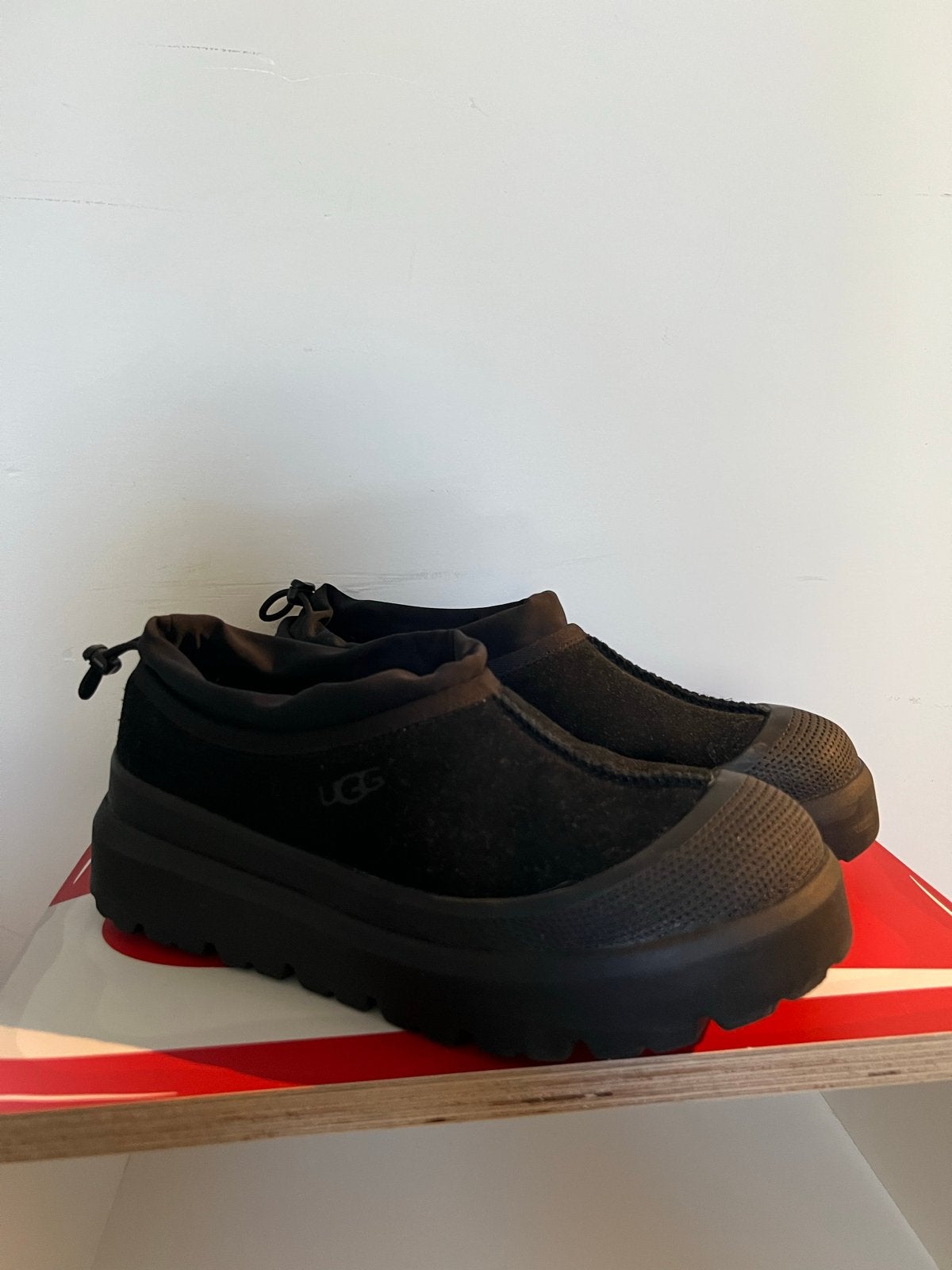 Ugg instappers zwart - Maat 43, Ophalen, Nieuw, Zwart