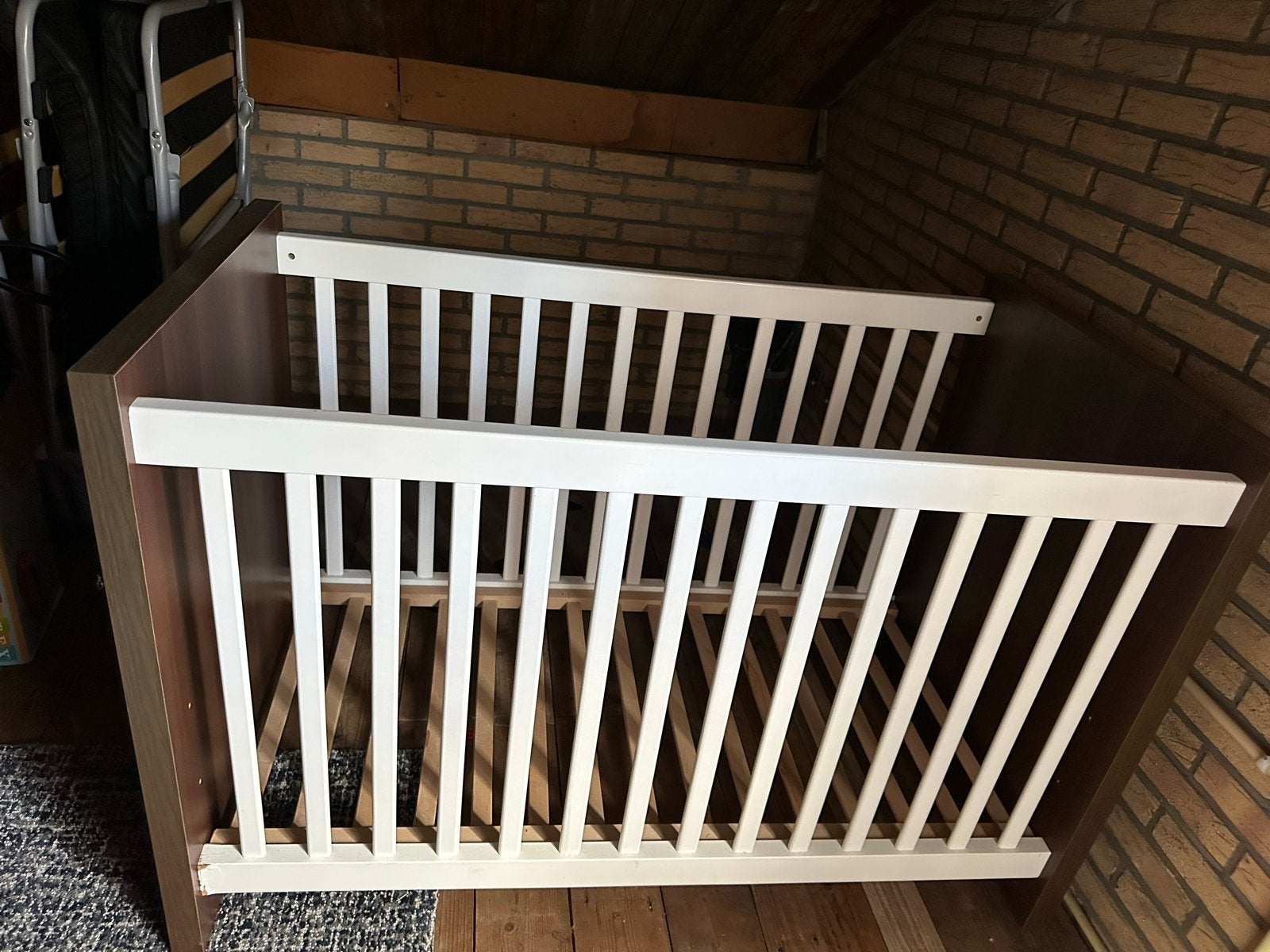 Houten ledikantje met spijlen - bruin/wit, Ophalen, Gebruikt, Ledikant
