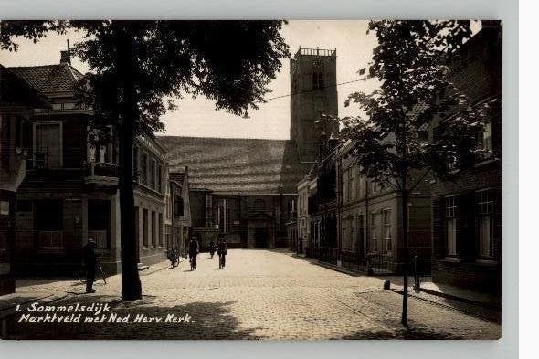 Sommelsdijk 1 Marktveld met N.H. Kerk Newo fotokaart jaren30, Verzamelen, Ophalen of Verzenden, 1920 tot 1940, Ongelopen, Zuid-Holland