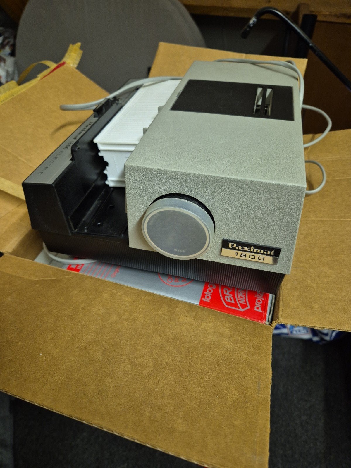 Vintage Paximat 1800 diaprojector met Projecta scherm, Ophalen, Gebruikt, Met scherm