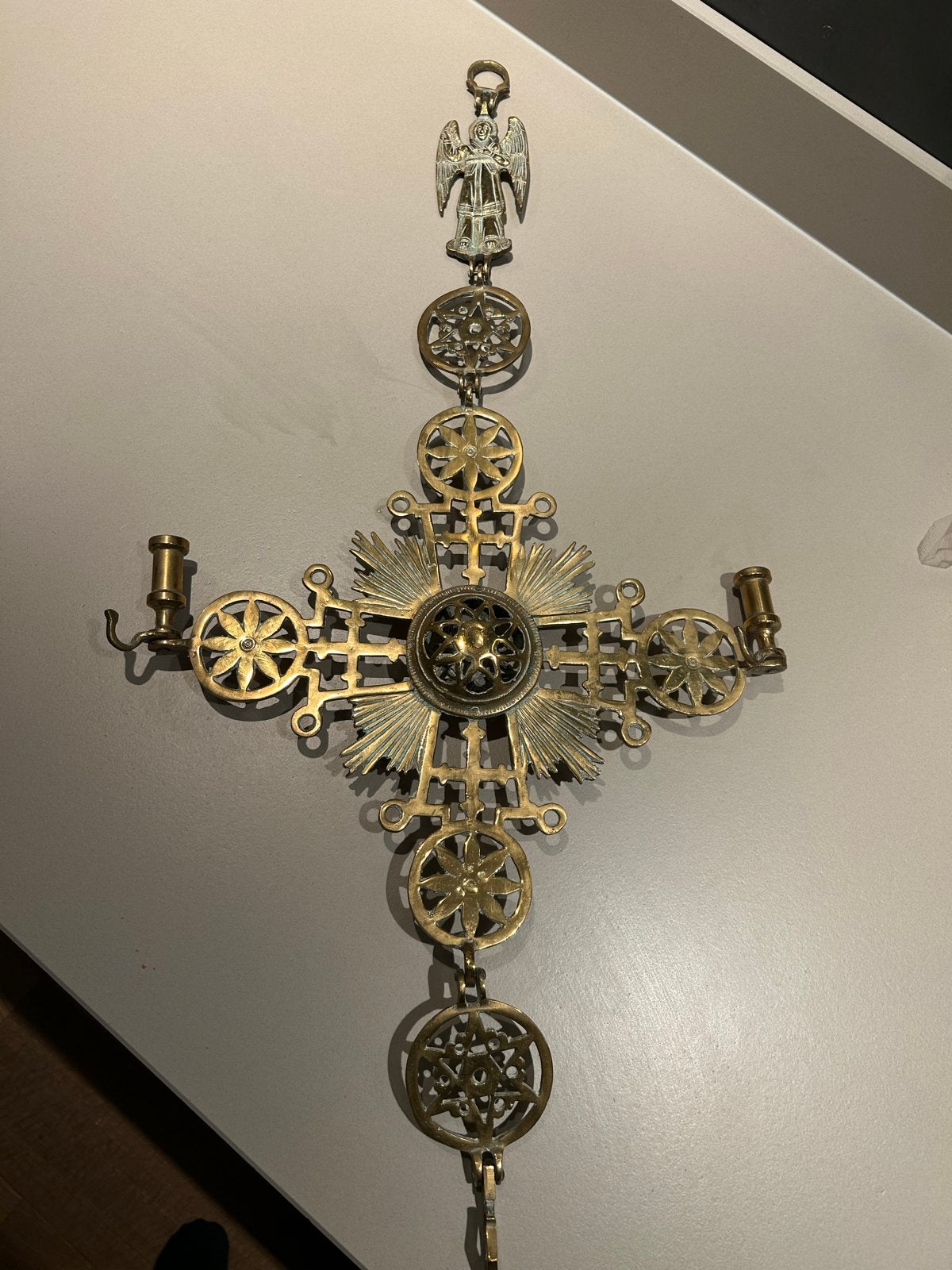 Antiek koperen kruis met engel en kandelaars, Ophalen of Verzenden