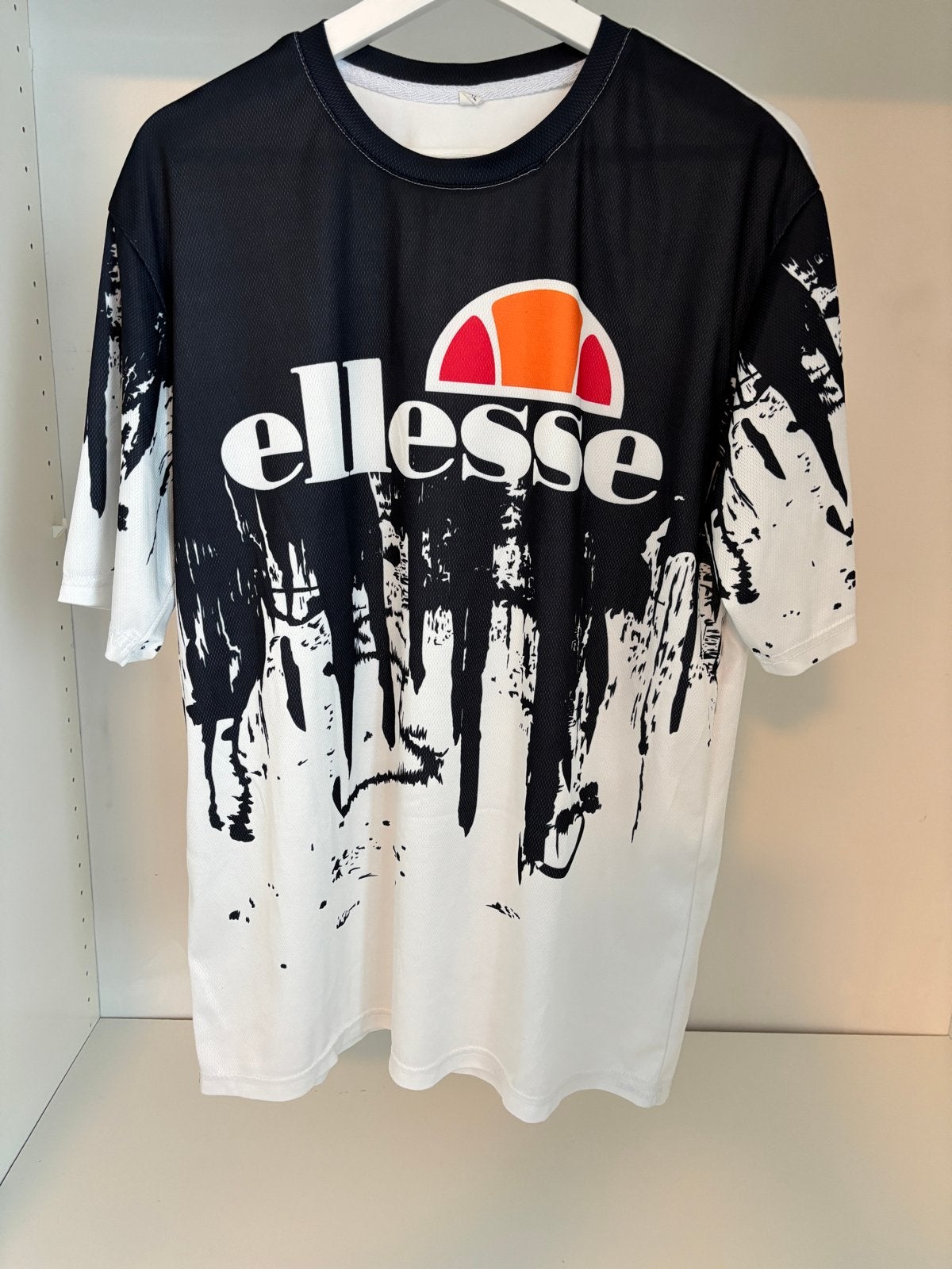 Ellesse T-shirt Zwart/Wit met Logo - Maat L, Ophalen of Verzenden, Zo goed als nieuw, Maat 52/54 (L), Zwart