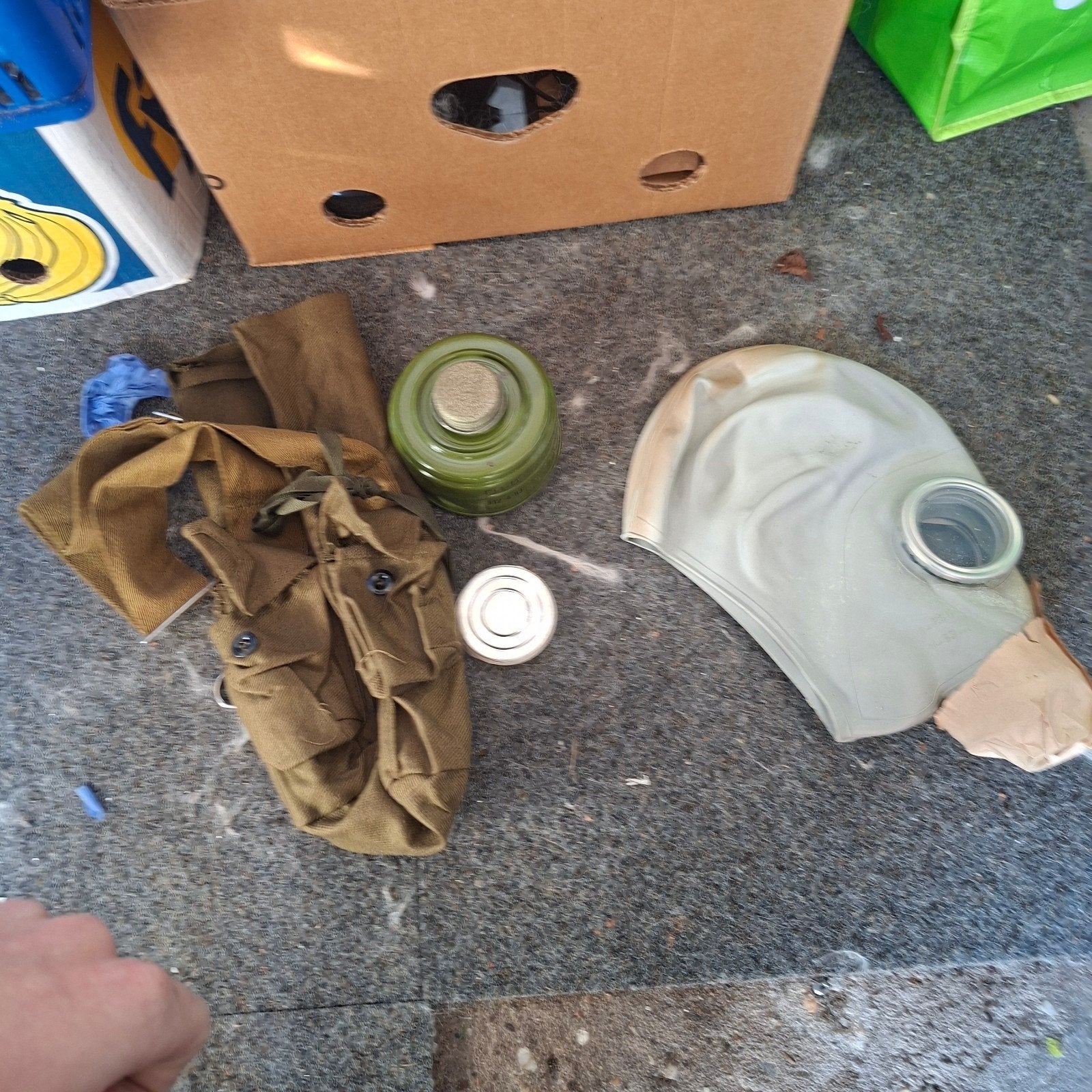 gasmasker met kist moet vandaag weg weg, Ophalen