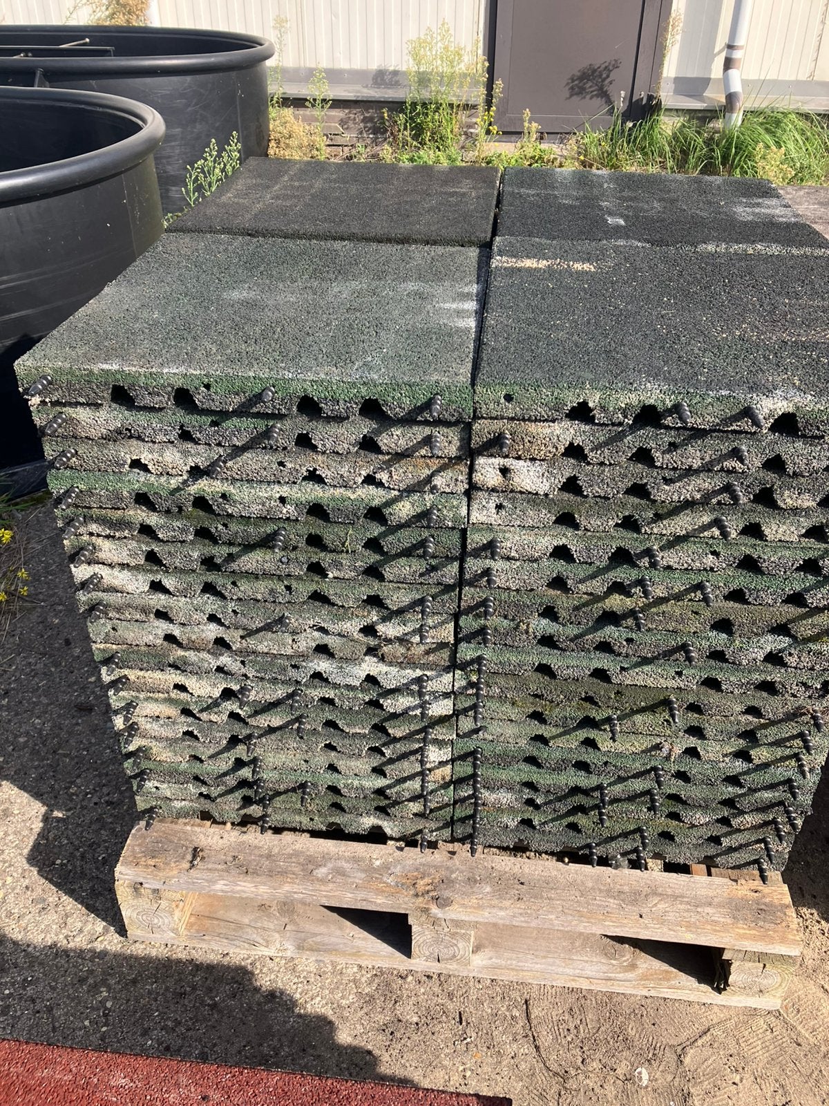 104 vochtdoorlatende rubberen tegels 50x50x4,5cm, Dieren en Toebehoren, Q, Q, Q