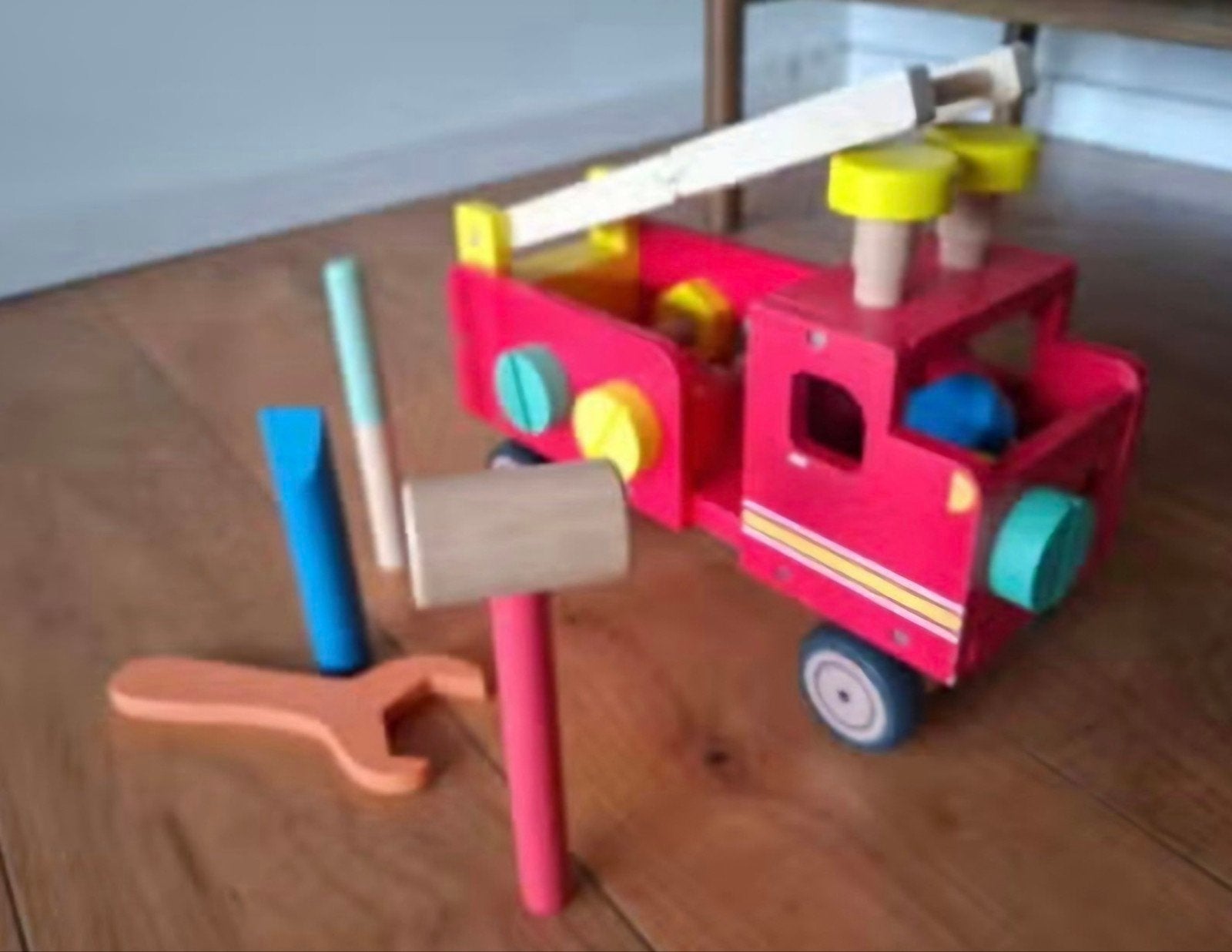 Houten Brandweerauto met Gereedschap - Hema, Ophalen, Nieuw, Rij- of Hobbelspeelgoed