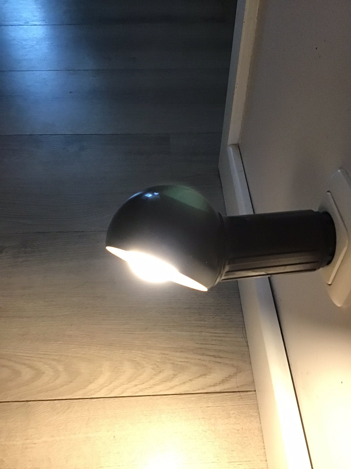 Vrieland bruine stekker wandspot jaren ‘80., Vrieland design - stekker wandspot - stekkerlamp - Holland - 80's, Gebruikt, Vrieland design - stekker wandspot - stekkerlamp - Holland - 80's