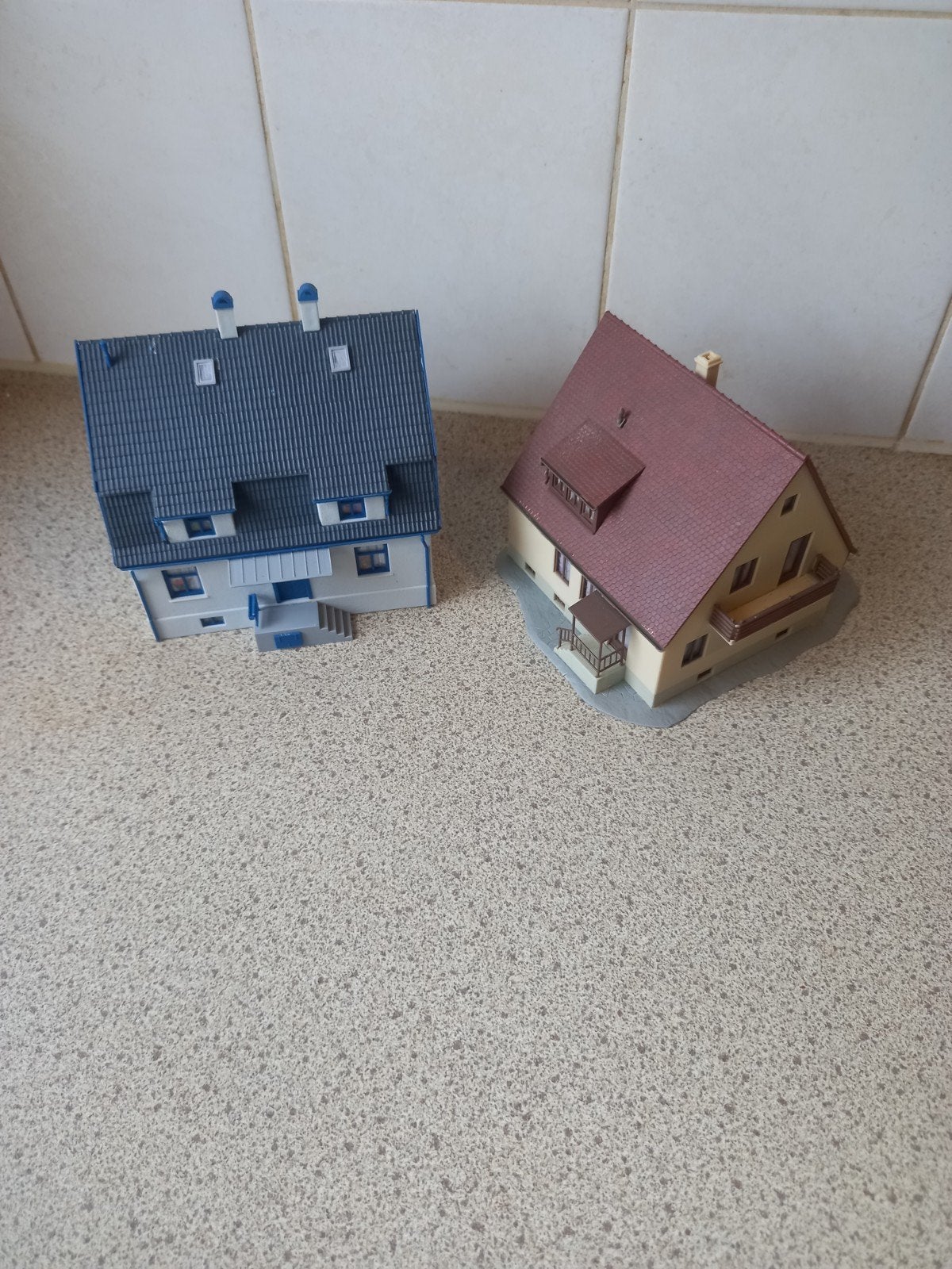 2 stuks leuke Kibri HO Woonhuizen Een koop samen, Hobby en Vrije tijd, Modeltreinen | H0, Ophalen of Verzenden, Gebruikt, Brug, Tunnel of Gebouw