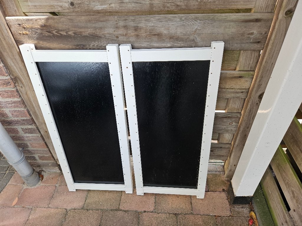 2 Lundia staanders dicht zwart en wit gelakt, Ophalen, Gebruikt