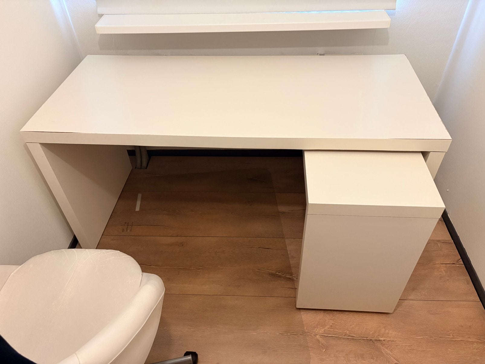 Malm bureau wit + bureaustoel skruvsta, Huis en Inrichting, Bureaus, Ophalen, Gebruikt