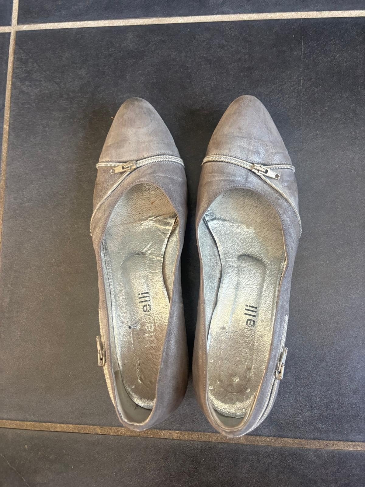 Bladelli grijze suède pumps maat 45, Kleding | Dames, Ophalen of Verzenden, Zo goed als nieuw, Grijs