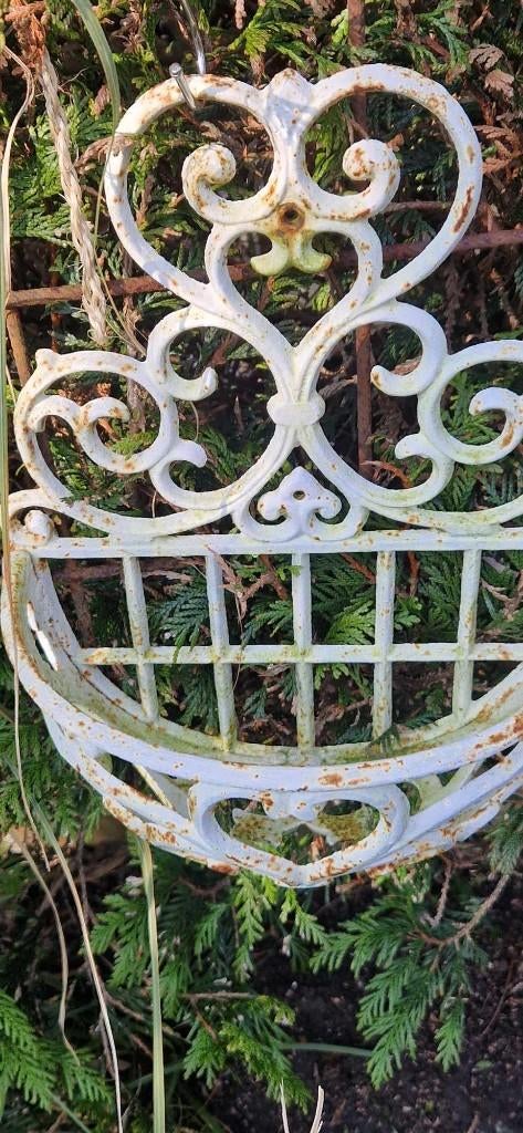Sierlijke gietijzeren plantenhanger (brocante), Tuin en Terras, Gebruikt, Minder dan 60 cm, Ophalen of Verzenden, Balkon