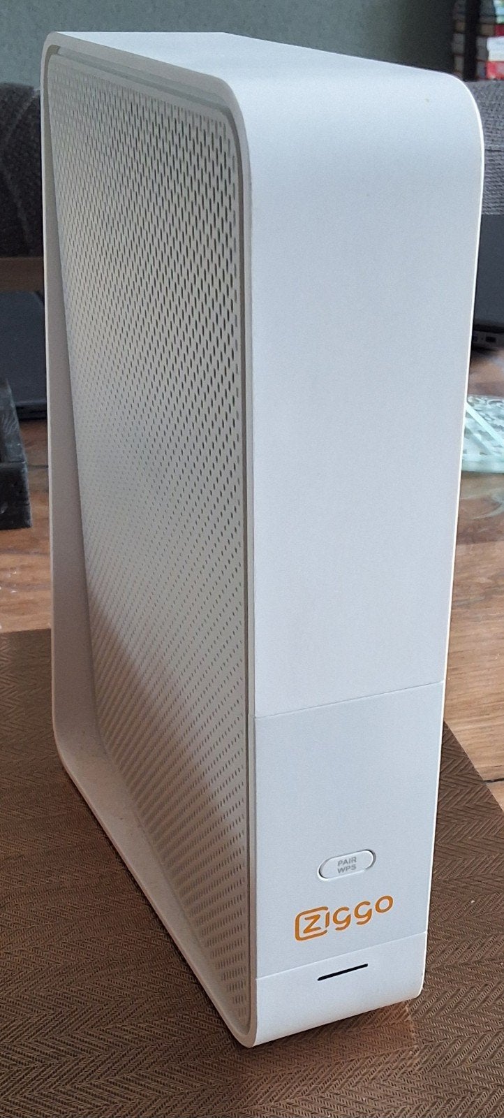 Ziggo Connectbox CH7465CE Router met modem en kabels, Computers en Software, Ophalen of Verzenden, Zo goed als nieuw, Router met modem