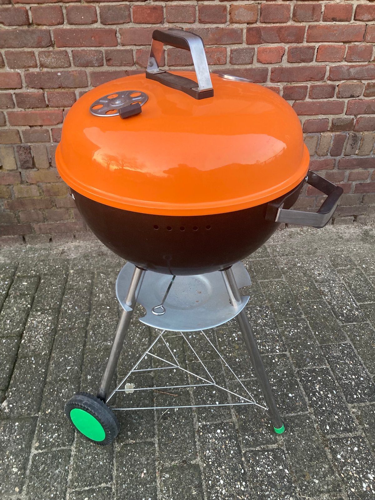 WK barbecue, in zeer nette staat, Ophalen, Zo goed als nieuw, Met accessoires