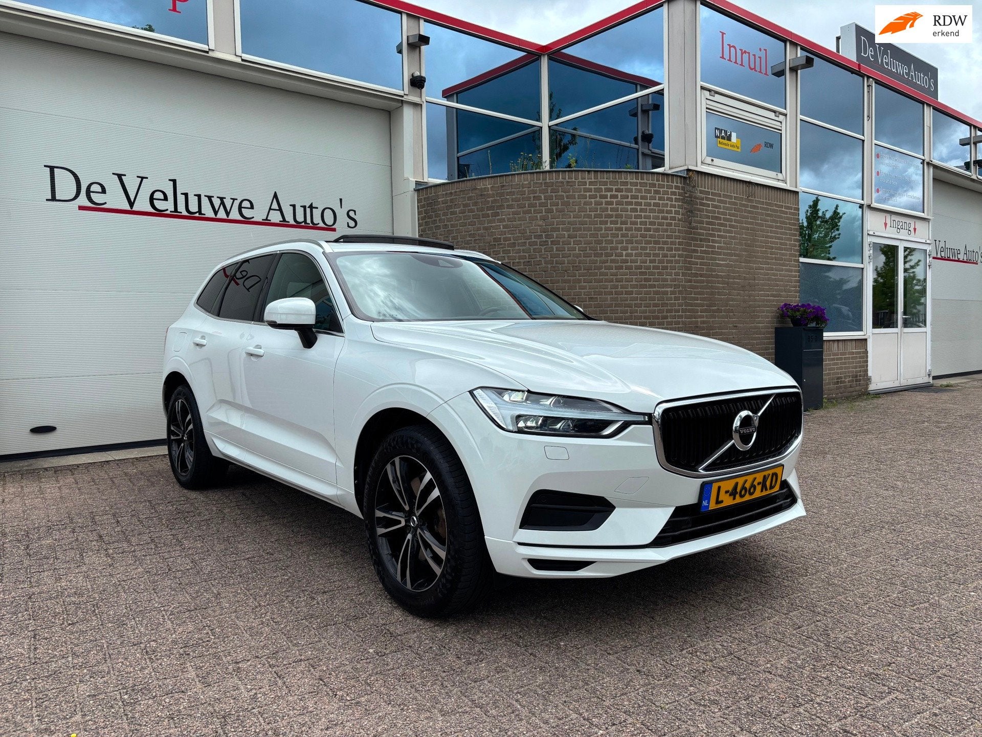 Volvo XC60 2.0 D4 AWD 190PK|Pano|Trekhaak|PDC|LED, Auto's, Gebruikt, Euro 6, 1969 cc, Leder en Stof