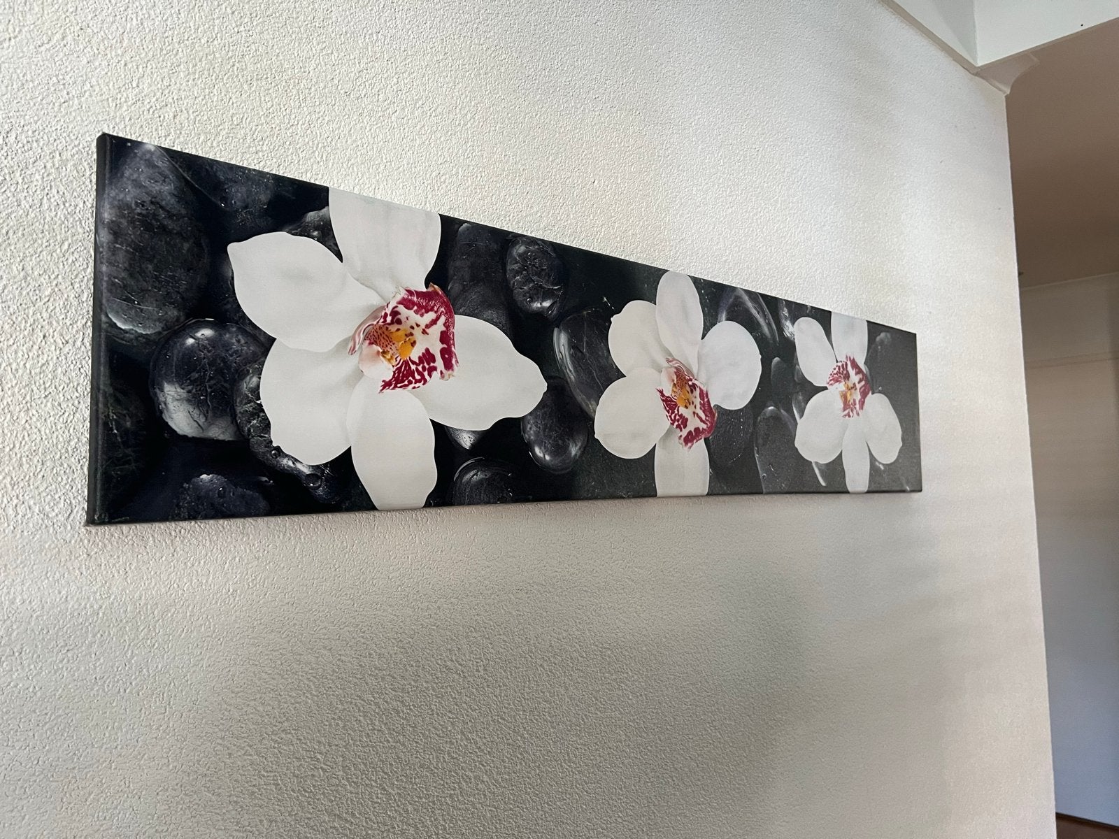 Schilderij met witte orchideeën op zwarte stenen, Minder dan 50 cm, Ophalen of Verzenden, Zo goed als nieuw, Schilderij