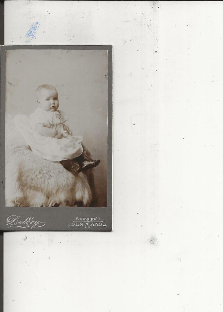 CdV Baby met rammelaar op schapenvacht Delboy, Ophalen of Verzenden, Voor 1920, Ongelopen, Zuid-Holland