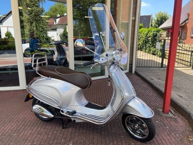 Vespa primavera toruing 70th, Fietsen en Brommers, Scooters | Vespa, Vespa S, Ophalen of Verzenden, Zo goed als nieuw, Benzine