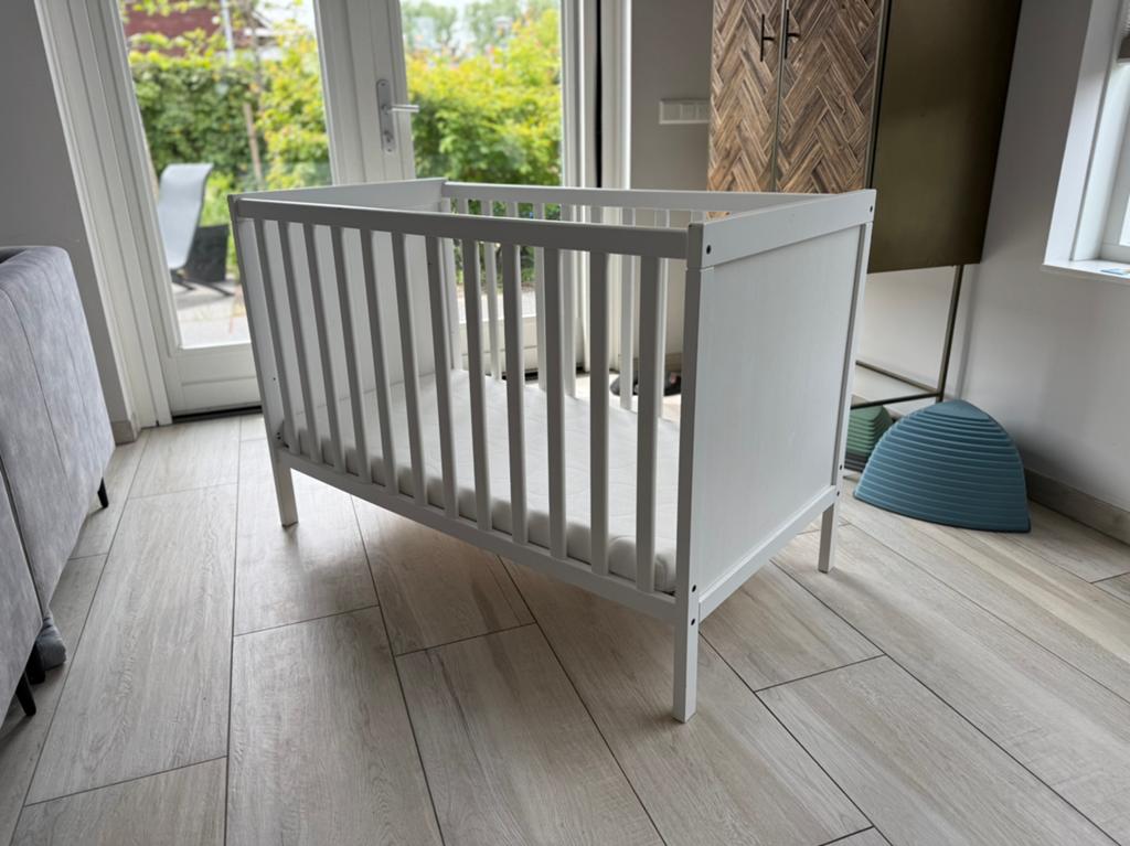 IKEA Sundvik ledikant 60x120cm met matras, Kinderen en Baby's, Babywiegjes en Ledikanten, Ophalen, Gebruikt, Ledikant